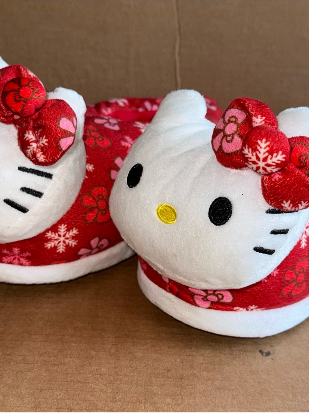 Hello Kitty Red Floral Plush Slippers womens S/M A13